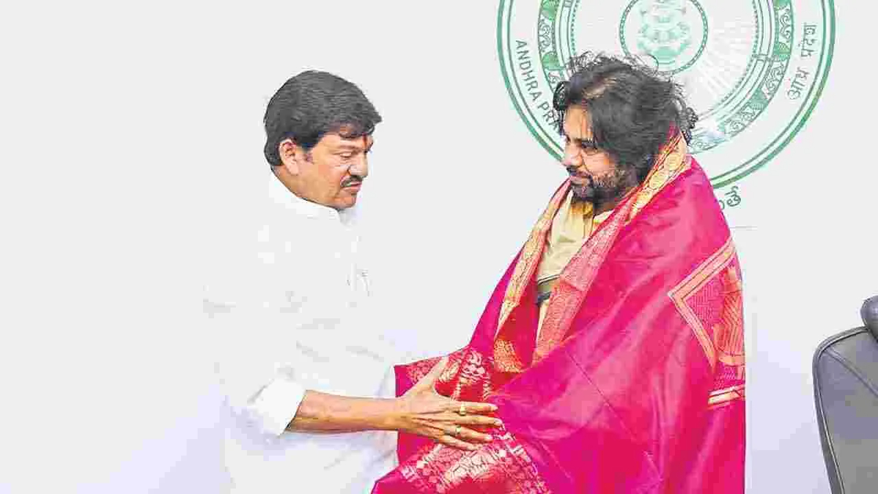 Rajendra Prasad :పవన్‌ కల్యాణ్‌ను కలిసిన రాజేంద్రప్రసాద్‌