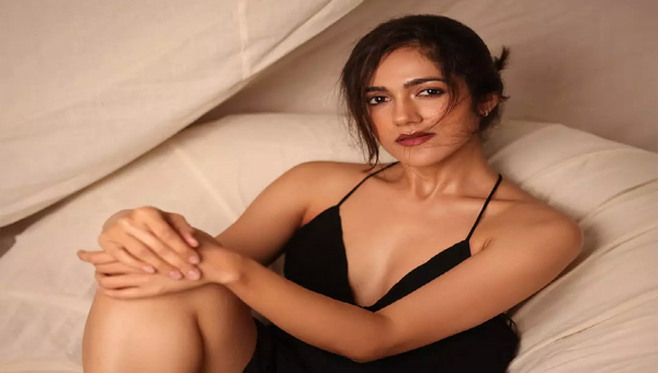 Simran Chaudhary: బ్యాక్ లెస్ డ్రెస్‌లో తెలుగ‌మ్మాయి గ్లామ‌ర్ ట్రీట్