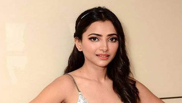 Swetha Basu Prasad: శ్వేతను ఎగ‌తాళి చేసిన ఆ హీరో ఎవ‌రు?