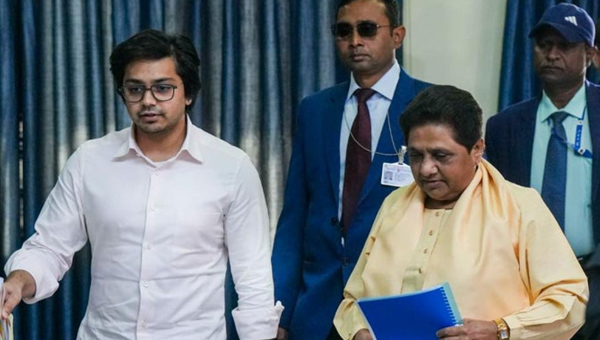 Mayawati: మాయావతి షాకింగ్ నిర్ణయం.. మేనల్లుడిపై వేటు!