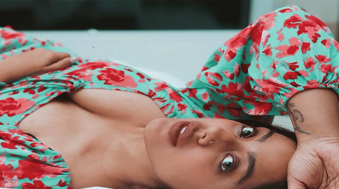 Deviyani Sharma: హాట్ లుక్స్ తో అద‌ర‌గొడుతున్న దేవియాని