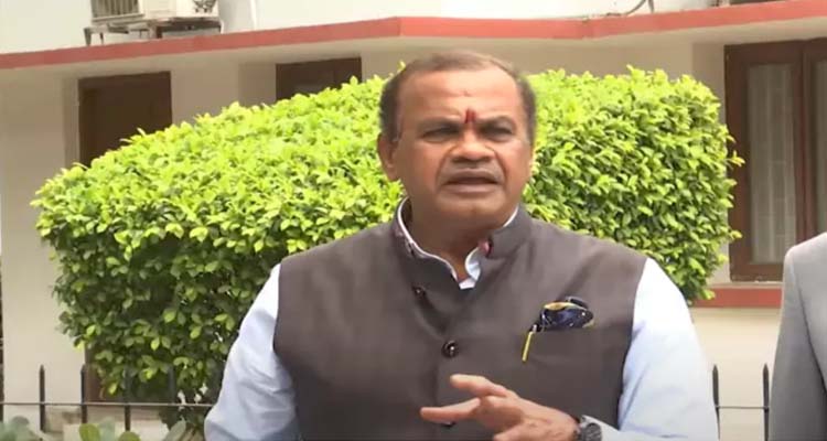 Komatireddy: అన్ని క్లియరెన్స్‌లు వచ్చాక ప్రధాని దృష్టికి : మంత్రి కోమటిరెడ్డి