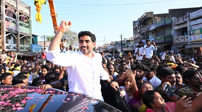 Nara Lokesh: చేతిలో జూనియర్ ఫ్లెక్సీ.. ఎన్టీఆర్ ఫ్యాన్స్ ను ఆకట్టుకున్న లోకేష్…