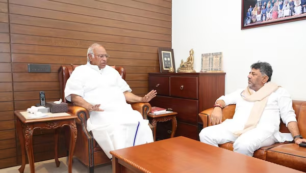 DK Shivakumar: ఖర్గేతో డీకే శివకుమార్ భేటీ.. సీఎం పదవి కోసమేనా?