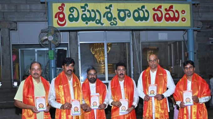 NATS: కాణిపాకంలో నాట్స్ అమెరికా తెలుగు సంబరాల టీం NATS: కాణిపాకంలో నాట్స్ అమెరికా తెలుగు సంబరాల టీం