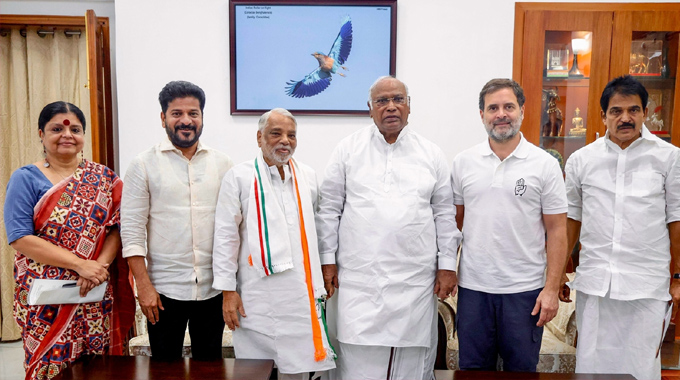 Congress: ఢిల్లీలో కాంగ్రెస్ పెద్దలతో సీఏం రేవంత్, కీలక నేతల భేటీ