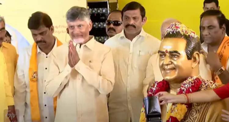 Chandrababu  :ఎన్టీఆర్‌ విగ్రహానికి చంద్రబాబు, లోకేశ్‌ నివాళి