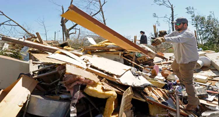 Tornadoes: అమెరికాలో టోర్నడోల బీభత్సం