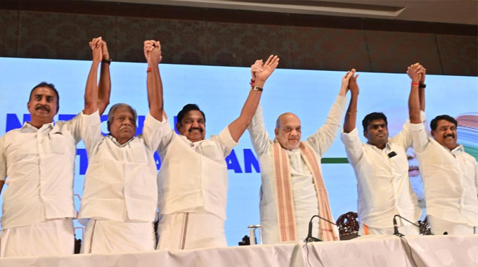 Chennai: తమిళనాట పొత్తు పొడిచింది.. కమలంతోనే అన్నాడీఎంకే…