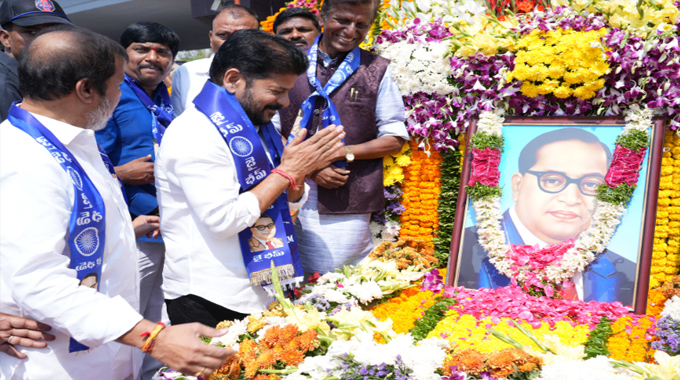 Revanth Reddy: డాక్టర్ బీఆర్ అంబేద్కర్ కు సీఎం రేవంత్ రెడ్డి నివాళులు