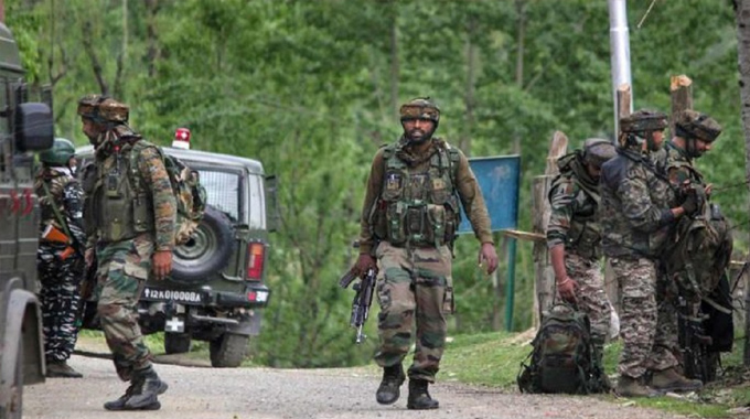 Jammu & Kashmir: జమ్మూలో ఎన్‌కౌంటర్ లో జవాన్ మృతి.. భారీగా బలగాల తరలింపు