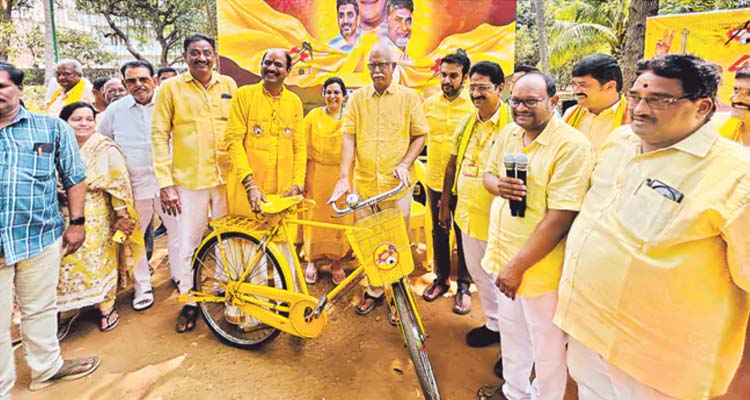 Ashok Gajapathi Raju : ఎంపీ కలిశెట్టికి అశోక్‌ గజపతిరాజు అపురూప బహుమతి