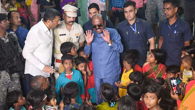 West Bengal: బెంగాల్ అల్లర్ల బాధితులను పరామర్శించిన గవర్నర్