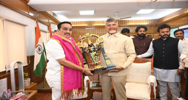 Chandrababu : కేంద్రమంత్రి సీఆర్ పాటిల్తో సీఎం చంద్రబాబు భేటీ Chandrababu : కేంద్రమంత్రి సీఆర్ పాటిల్తో సీఎం చంద్రబాబు భేటీ