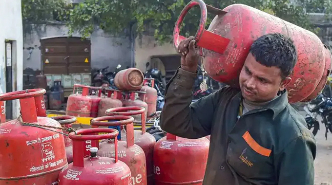 LPG Cylinder: వంట గ్యాస్ ధరలు పెంచిన కేంద్రం.. ఒక్కో సిలిండర్‌పై రూ.50 అదనం