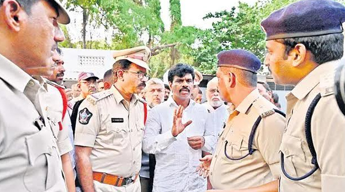 Gorantla Madhav: గోరంట్ల మాధవ్ ఇష్యూలో పోలీసులపై వేటుకు రంగం సిద్ధం..!?