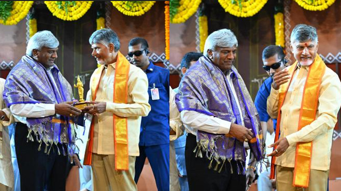 Jayaram Komati: ఎపి సిఎం చంద్రబాబు చేతుల మీదుగా అవార్డు అందుకున్న జయరామ్ కోమటి Jayaram Komati: ఎపి సిఎం చంద్రబాబు చేతుల మీదుగా అవార్డు అందుకున్న జయరామ్ కోమటి