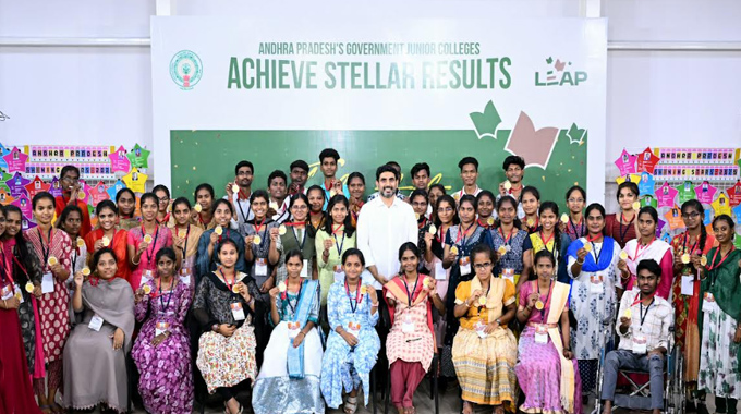 Shining Stars: మట్టిలో మాణిక్యాలంటే వీళ్లే..! వీళ్లను ప్రోత్సహిస్తే అద్భుతాలే..!! Shining Stars: మట్టిలో మాణిక్యాలంటే వీళ్లే..! వీళ్లను ప్రోత్సహిస్తే అద్భుతాలే..!!