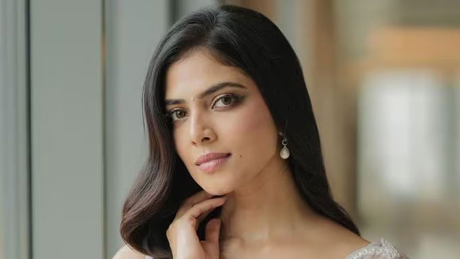 Malavika Mohanan: లోకల్ ట్రైన్ లో ముద్దులు ఇవ్వమని సైగలు చేశాడు Malavika Mohanan: లోకల్ ట్రైన్ లో ముద్దులు ఇవ్వమని సైగలు చేశాడు