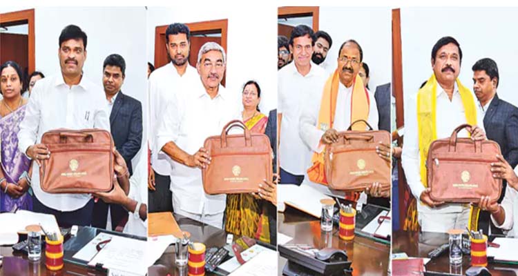 MLC  :కోలాహలంగా కూటమి ఎమ్మెల్సీల  ప్రమాణ స్వీకారం