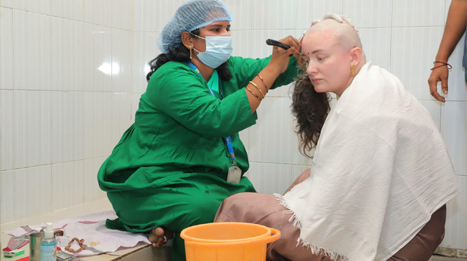 Anna lezhneva: గుండు చేయించుకుని మొక్కులు తీర్చుకున్న ప‌వ‌న్ భార్య‌