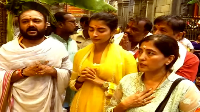 Pooja Hegde: రాహు కేతు పూజలో పాల్గొన్న బుట్ట‌బొమ్మ‌