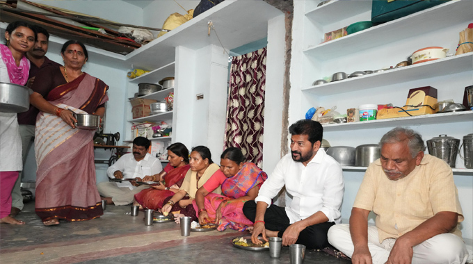 Revanth Reddy: సహపంక్తి భోజనం చేసిన ముఖ్యమంత్రి రేవంత్ రెడ్డి
