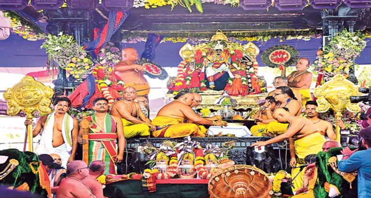 Bhadrachalam: భద్రాద్రిలో కల్యాణ రాముడికి ఘనంగా మహాపట్టాభిషేకం
