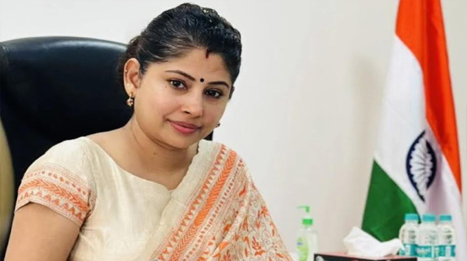 Smita Sabharwal : వాళ్లందరికీ నోటీసులు ఇస్తారా..? తగ్గేదే లేదంటున్న స్మితా సభర్వాల్‌..!!