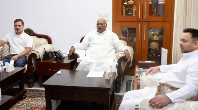 Tejashwi Yadav: ఖర్గే, రాహుల్‌తో భేటీ అయిన తేజస్వీ యాదవ్.. నితీశ్, బీజేపీపై ఫైర్!