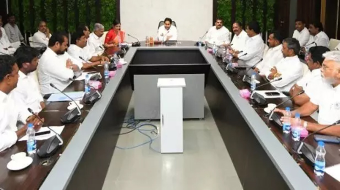 Jagan: పార్టీని గెలిపించాల్సిందే మీరే.. జిల్లా అధ్యక్షులకు జగన్ దిశా నిర్దేశం..