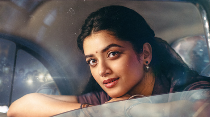 Bhagyasri Borse: ‘కాంత’ నుంచి భాగ్యశ్రీ బోర్సే క్లాసిక్ బర్త్ డే స్పెషల్ పోస్టర్ రిలీజ్ Bhagyasri Borse: ‘కాంత’ నుంచి భాగ్యశ్రీ బోర్సే క్లాసిక్ బర్త్ డే స్పెషల్ పోస్టర్ రిలీజ్