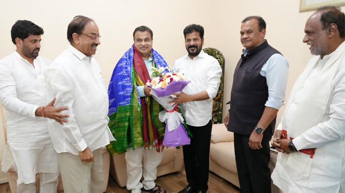 Revanth Reddy: కేంద్ర మంత్రి నితిన్ గడ్కరీతో ముఖ్యమంత్రి రేవంత్ రెడ్డి భేటీ