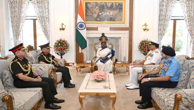 President: రాష్ట్రపతి ద్రౌపది ముర్ముతో సీడీఎస్, త్రివిధ దళాధిపతుల భేటీ