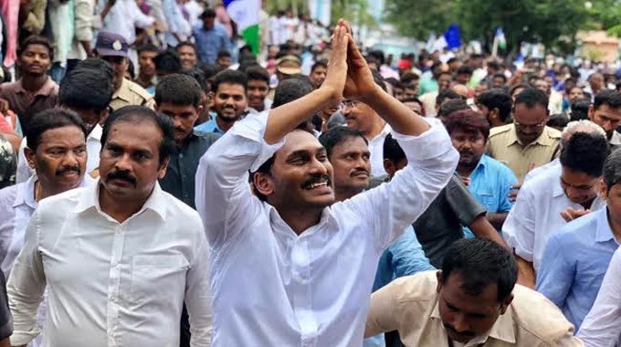 Jagan: అరెస్టు అపోహల నడుమ జగన్ పాదయాత్ర ప్రణాళిక.. జనం ఆయుధంగా మారుతారా?