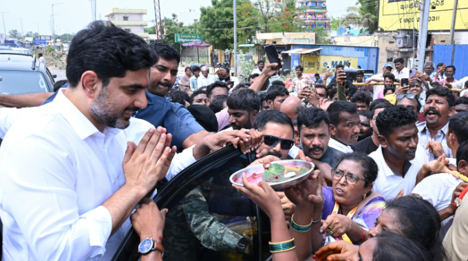 Nara Lokesh: అనంతపురంలో విద్య, ఐటీ శాఖల మంత్రి నారా లోకేష్ కు జన నీరాజనం Nara Lokesh: అనంతపురంలో విద్య, ఐటీ శాఖల మంత్రి నారా లోకేష్ కు జన నీరాజనం