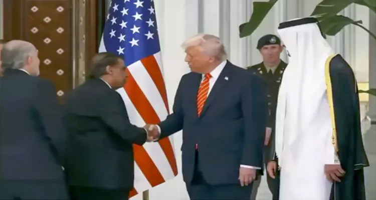 Mukesh Ambani: డొనాల్డ్ ట్రంప్తో భేటీ అయిన ముకేశ్ అంబానీ Mukesh Ambani: డొనాల్డ్ ట్రంప్తో భేటీ అయిన ముకేశ్ అంబానీ