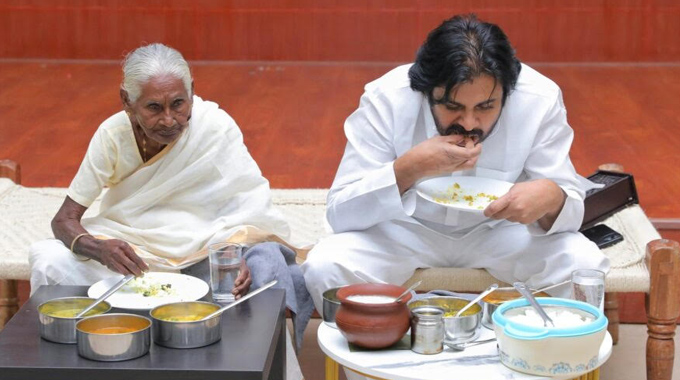 Pawan Kalyan: 96 ఏళ్ల పెద్దమ్మ తో కలిసి భోజనం చేసిన పవన్..