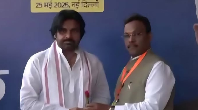 Pawan Kalyan: ఢిల్లీ సమావేశంలో చంద్రబాబు ప్లేస్ లో పవన్..అసలు రీసన్ ఇదే..