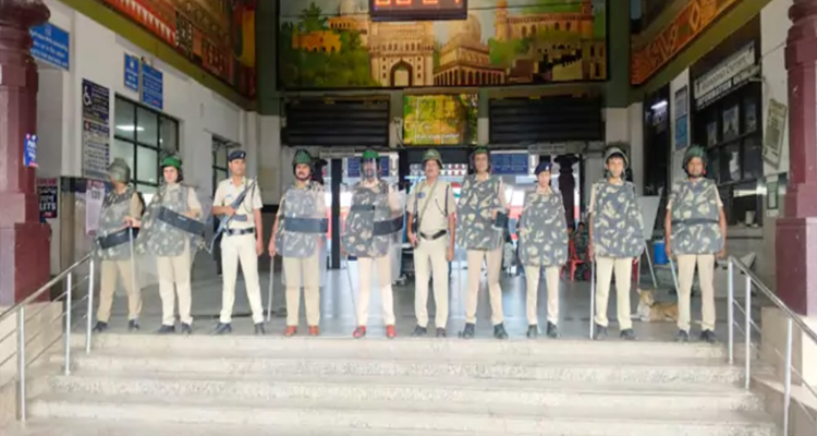 Railway Stations: రైల్వేస్టేషన్లలో భారీగా  భద్రత: సీపీఆర్‌వో శ్రీధర్‌