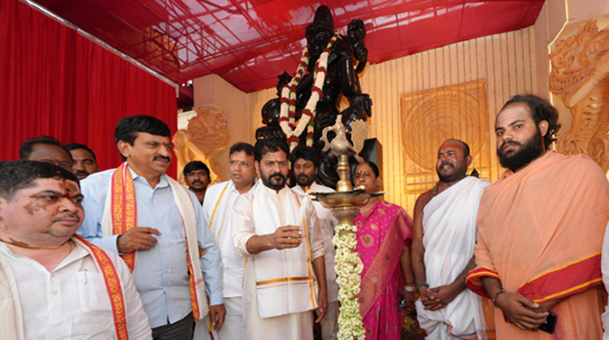 Revanth Reddy: సరస్వతీ నవ రత్నమాల హారతి దర్శనం కార్యక్రమంలో పాల్గొన్న సీఎం రేవంత్ రెడ్డి 