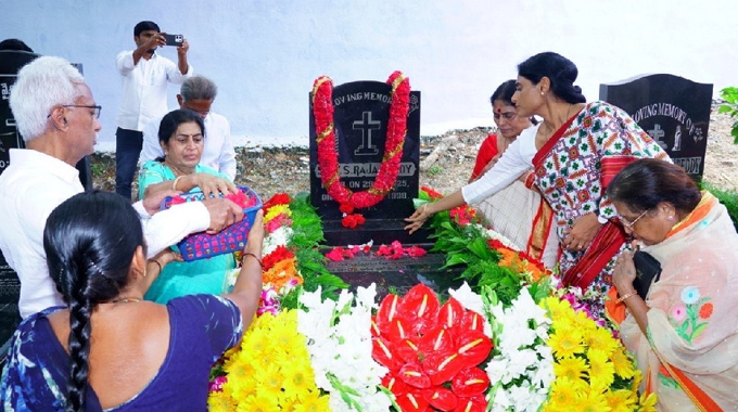 Y.S.Raja Reddy: వైఎస్ రాజారెడ్డి శతజయంతిలో శర్మిల భావోద్వేగం.. జగన్ గైర్హాజరుపై విమర్శలు