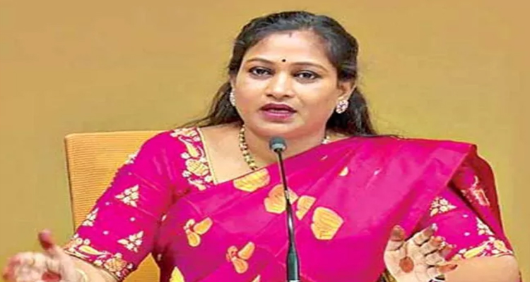 Home Minister Anita: ప్రజలు అత్యవసరమైతే తప్ప బయటకు రావద్దు : హోంమంత్రి అనిత Home Minister Anitha Reviews On Cyclone Relief Works
