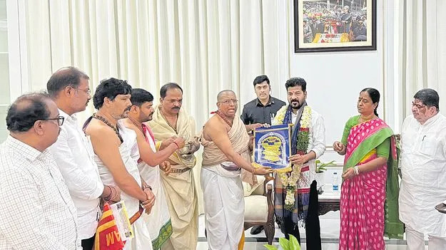 Ujjaini Mahankali :మహంకాళి బోనాలకు రండి..  సీఎం రేవంత్‌ రెడ్డికి ఆహ్వానం