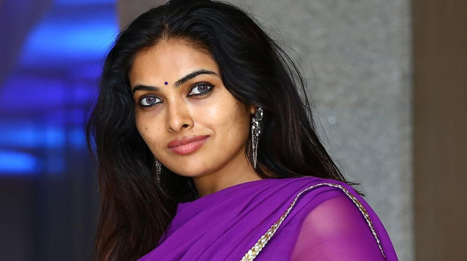 Divi: సింగర్ మంగ్లీ బర్తడే పార్టీపై నటి దివి వివరణ Actress Divi About Mangli Hbd