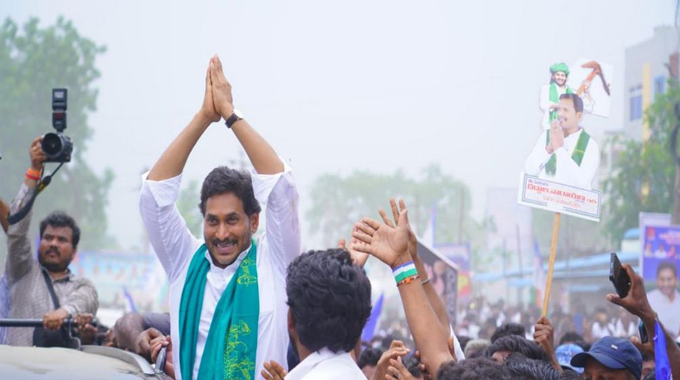 Jagan: ఏపీలో టూర్ పాలిటిక్స్..జగన్ జిల్లాల పర్యటనలపై రాజ‌కీయ వేడి..