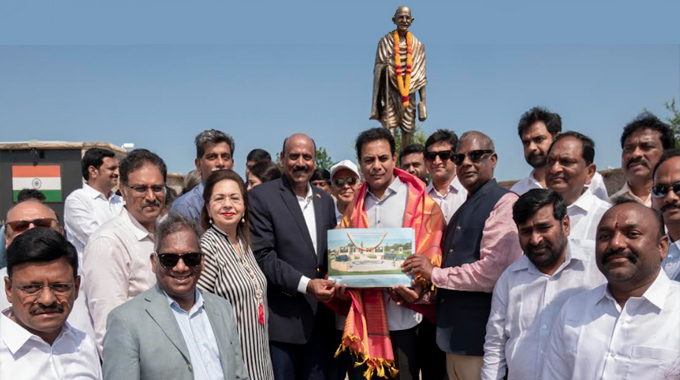 Dallas: డాలస్ లో మహాత్మాగాంధీ విగ్రహానికి కేటీఆర్ పుష్పాంజలితో ఘననివాళి