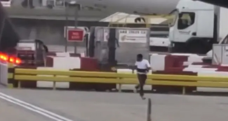 Britain : అమెరికా బాటలోనే బ్రిటన్ …భారత్కు పంపిస్తుండగా Britain : అమెరికా బాటలోనే బ్రిటన్ …భారత్కు పంపిస్తుండగా