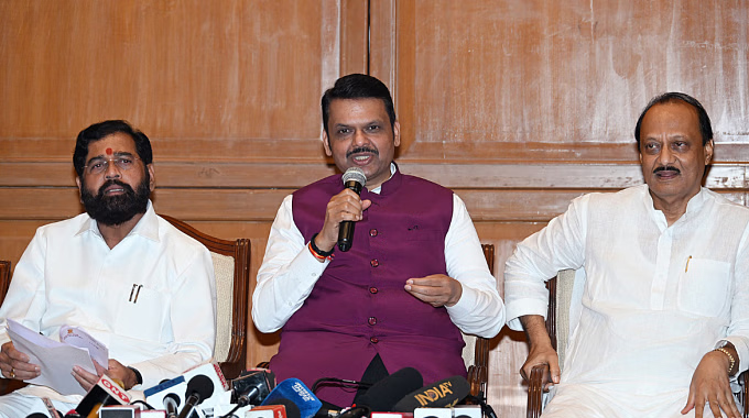Mumbai: త్రిభాషా విధానానికి మహా షాక్.. హిందీపై ఉత్తర్వులు వెనక్కు తీసుకున్న ఫడ్నవీస్ సర్కార్..