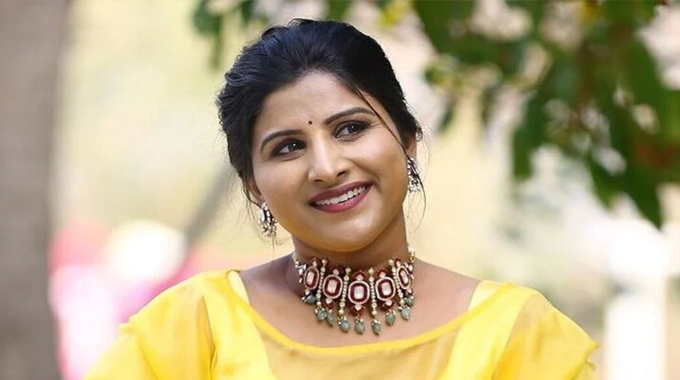 Singer Mangli: సింగర్ మంగ్లీ బర్త్‌ డే పార్టీపై పోలీసుల దాడి.. గంజాయి, విదేశీ మద్యం స్వాధీనం!